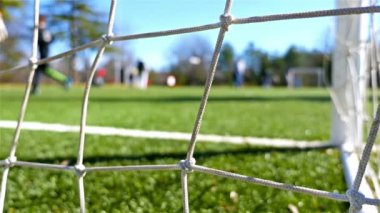 Çocuklar futbol oyunu, kamera arkasında net gol oynarken