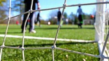 Çocuklar futbol oyunu, kamera arkasında net gol oynarken