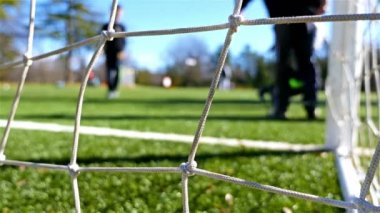 Çocuklar futbol oyunu, kamera arkasında net gol oynarken