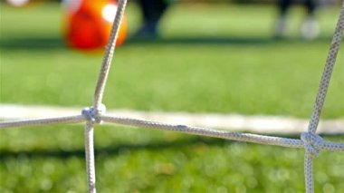 Çocuklar futbol oyunu, kamera arkasında net gol oynarken