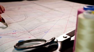 Kumaş dikiş kesici ile ölçme Tasarımcısı