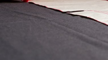 Kumaş dikiş kesici ile ölçme Tasarımcısı