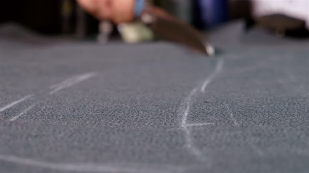 Designer au travail pièce de coupe de tissu noir — Video