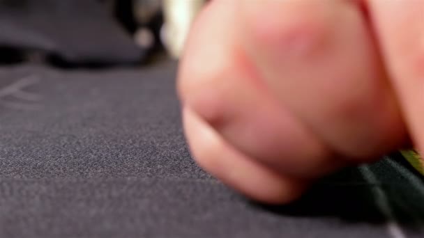 Diseñador de tela de medida para coser con tiza — Vídeo de stock
