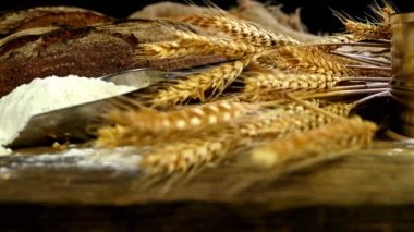 Ekmek, demet buğday kulak ve un bir ahşap masa, dolly, üstten görünüm