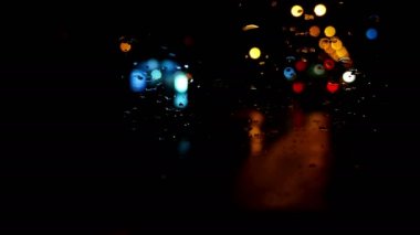 Gece trafik ışıkları ıslak yan ayna aracılığıyla defocused