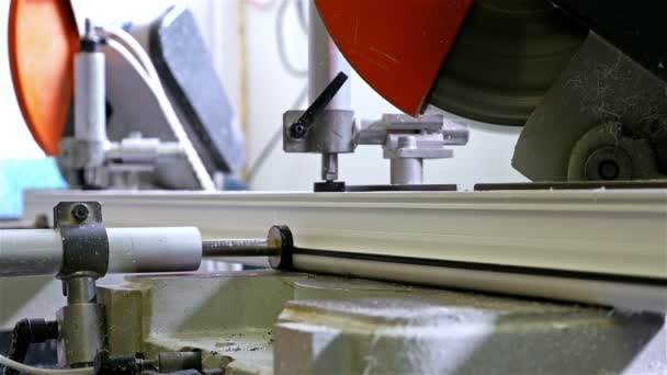 Výroba plastových oken, stříhání Pvc profilu kotoučovou pilou, — Stock video