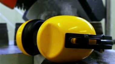 Bir fabrika pencerelerde Pvc üretimi için bir makine tarafından yalan işçinin kulaklık dolly