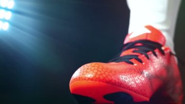 Futbol, futbol oyunu. Profesyonel futbolcu toka onun kırmızı ayakkabılar, siyah arka plan