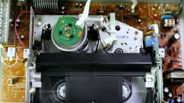 Bir Vhs kaset bir Vcr oynatıcıya ekleme ve nasıl çalıştığını gösteren
