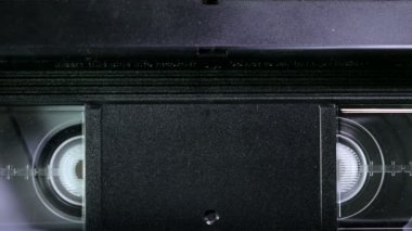 Bir VHS kaseti bir VCR oynatıcıya geri sar