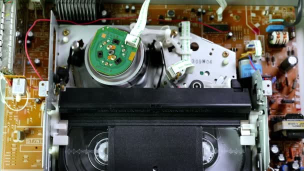 Inserir uma Fita VHS em um VCR Player e mostrar como funciona — Vídeo de Stock