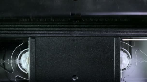 Insérer une bande VHS dans un lecteur VCR et montrer comment cela fonctionne 