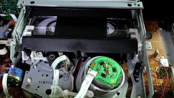 Memasukkan VHS Tape ke dalam Pemutar VCR dan menampilkan cara kerjanya — Stok Video