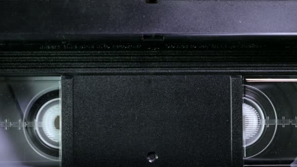 Rembobiner une bande VHS dans un lecteur VCR 