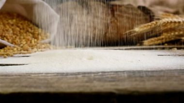 Yavaş, ahşap masa, buğday taneleri ve arka planda ekmek Un Eleme