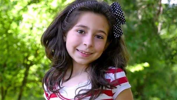 Slow motion porträtt av en söt ung flicka leende — Stockvideo