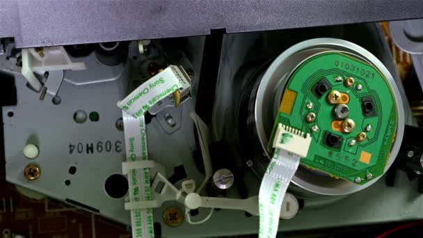 Inserimento di un nastro VHS in un lettore VCR e mostrando come funziona — Video Stock