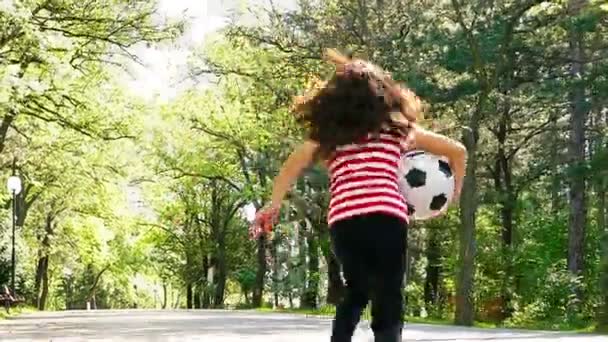 Menina escalando em um equipamento de playground — Vídeo de Stock