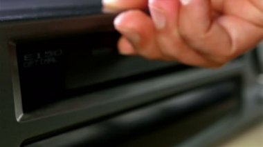 Bir Vhs kaset bir Vcr Player'a ekleme