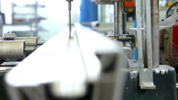 Machine pour la production de fenêtres en PVC sur l'usine — Video