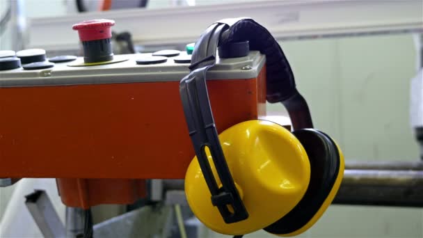 ポリ塩化ビニル窓の生産のための工場でヘッドフォンを取ってワーカー — ストック動画