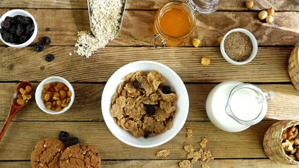 Scène de petit déjeuner vue de dessus, céréales est versé dans un bol, au ralenti — Video