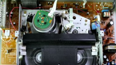 Bir Vhs kaset bir Vcr oynatıcıya ekleme ve nasıl çalıştığını gösteren