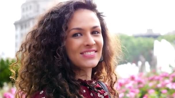 Retrato de una mujer joven y bonita caminando en el parque de la ciudad, cámara lenta, toma de cámara constante — Vídeos de Stock