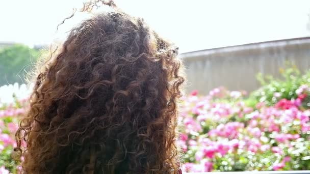 Portrait d'une jolie jeune femme souriante dans le parc de la ville, au ralenti — Video