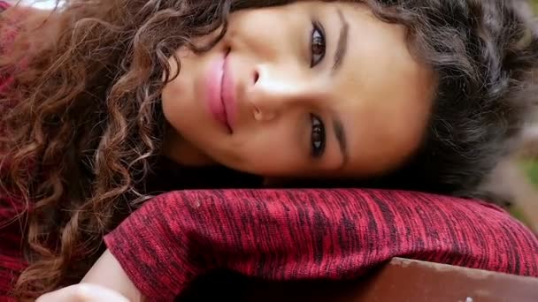Portret szczęśliwej młodej kobiety z pięknymi kręcone włosy pochyła głowę na ramionach, powolny ruch — Wideo stockowe