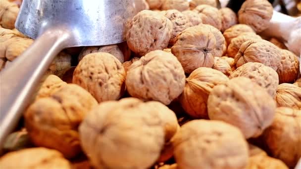 Целые грецкие орехи на продовольственном рынке La Boqueria, Барселона, Испания — стоковое видео