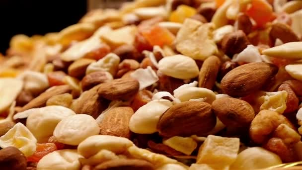 Mix van rauwe noten en gedroogde vruchten op de La Boqueria, Barcelona, Spanje Spanje — Stockvideo
