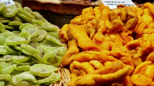 Dolly de frutas secas en un mercado — Vídeos de Stock