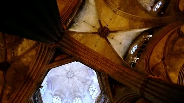 Soffitto della Cattedrale cattolica di Santa Croce e Sant'Eulalia nel quartiere gotico di Barcellona — Video Stock