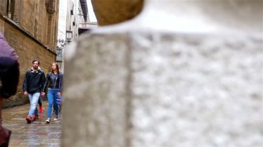 Barcelona, İspanya - 7 Mayıs 2016: yavaş hareket Barselona Gothic Mahallesi'nin yürüyen insan, dolly