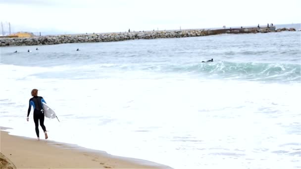 Slow motion of a man with surf going to the ocean — Stock Video