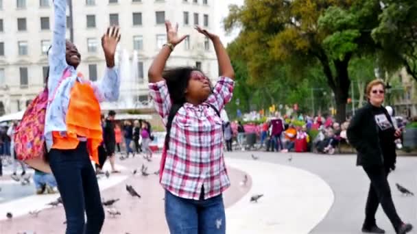 BARCELONA, SPAIN - MAY 7 2016: Girls having fun with soap bubbles in Placa de Catalunya, Barcelona — Stock Video