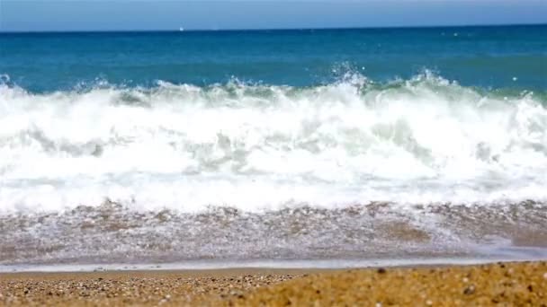 Movimiento lento del paisaje marino con grandes olas que se estrellan en la orilla arenosa de Barcelona, España — Vídeos de Stock