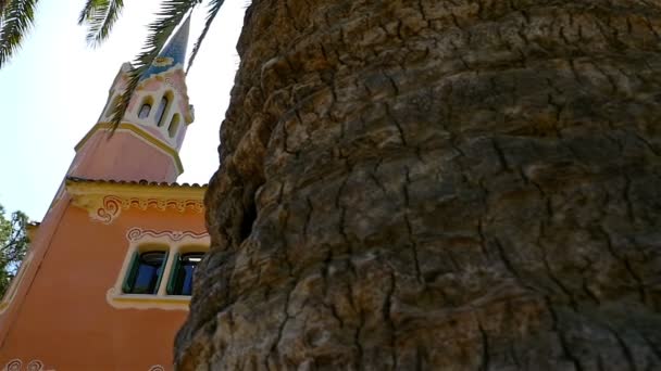 Antoni Gaudi's Park Guell'de bir eve bakış, Barselona, İspanya — Stok video