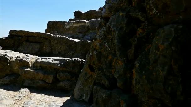 Überwachungskamera fährt eine steinerne, geschwungene Treppe hinauf — Stockvideo