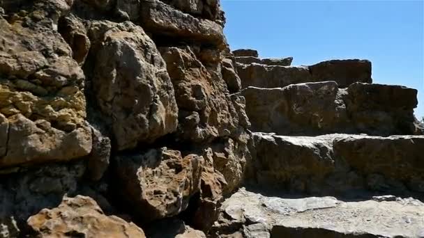 Überwachungskamera fährt eine steinerne, geschwungene Treppe hinauf — Stockvideo