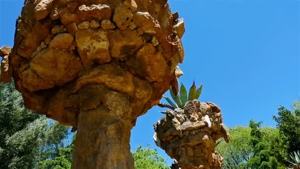 Columnas en el Parque Antoni Gaudí de Güell, Barcelona, España — Vídeo de stock