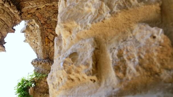 Λεπτομέρειες για την Αψίδα του μονοπατιού των αποικιών στο πάρκο του Αντόνι Γκαουντί Guell, Βαρκελώνη, Ισπανία — Αρχείο Βίντεο