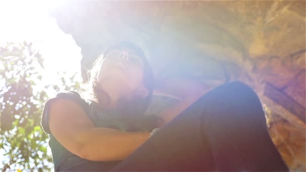 Tourist woman admires the arch of colonnaded footpath in Antoni Gaudi's Park Guell, Barcelona — Stock Video