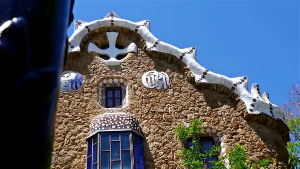 Detaljerad vy över husen i Antoni Gaudis Park Guell, Barcelona, Spanien — Stockvideo