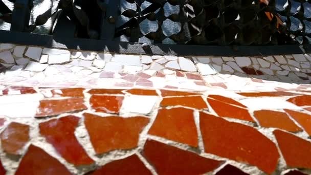 Détails relatifs aux carreaux de céramique dans le parc Antoni Gaudi Guell, Barcelone, Espagne — Video