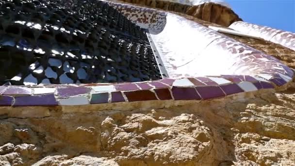 Detaljer med keramiska plattor i Antoni Gaudis Park Guell, Barcelona, Spanien — Stockvideo