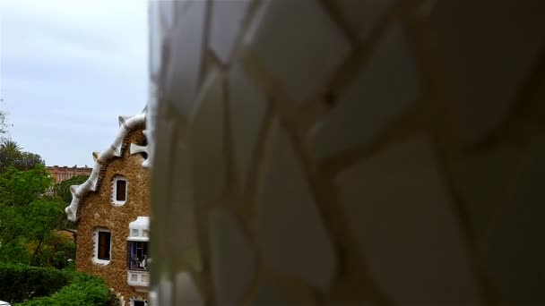Baldosas cerámicas, casas en el Parque Antoni Gaudí de Güell y vista a Barcelona, España — Vídeo de stock