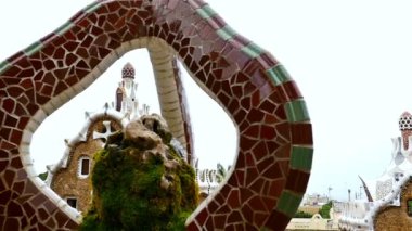 Seramik karolar ile ayrıntılar ve Antoni Gaudi's Park Guell, Barselona, İspanya